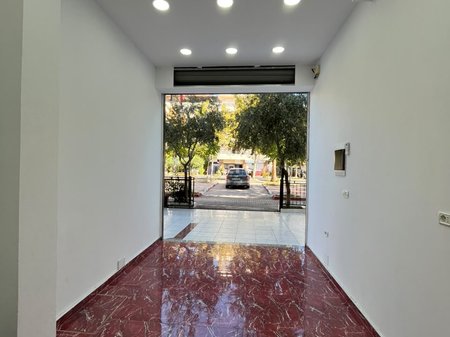 JEPET ME QIRA AMBIENT 50 M² NË RRUGË KRYESORE,NË PLAZH!
