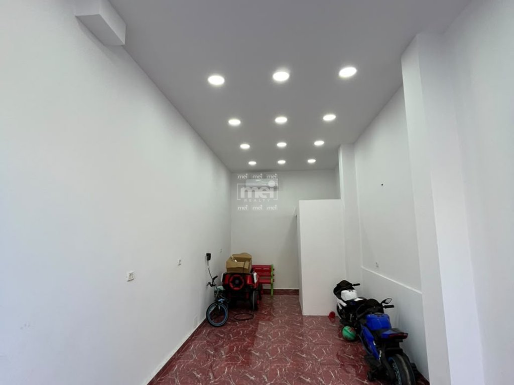 JEPET ME QIRA AMBIENT 50 M² NË RRUGË KRYESORE,NË PLAZH!