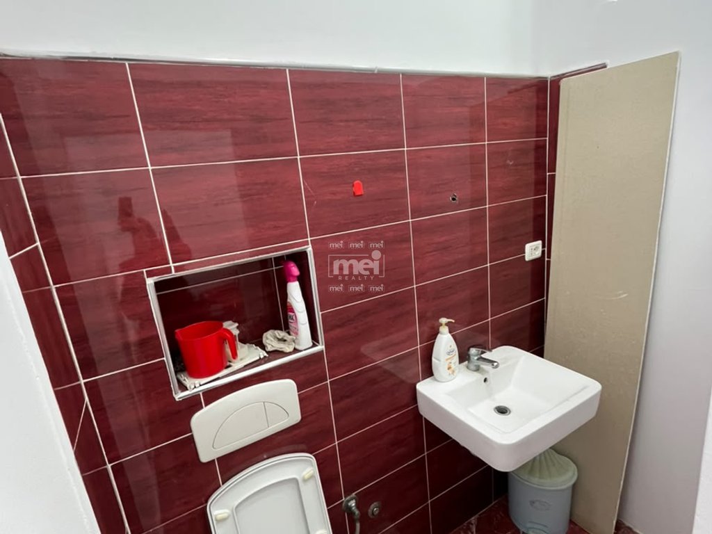 JEPET ME QIRA AMBIENT 50 M² NË RRUGË KRYESORE,NË PLAZH!