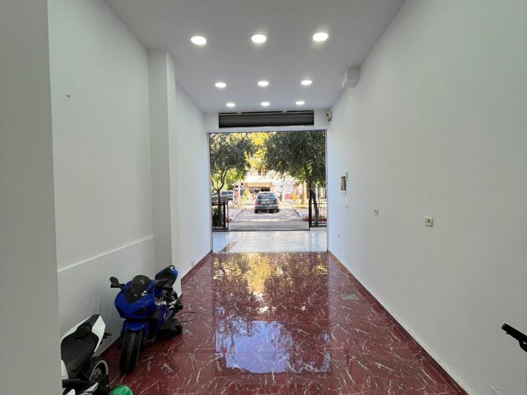 JEPET ME QIRA AMBIENT 50 M² NË RRUGË KRYESORE,NË PLAZH!