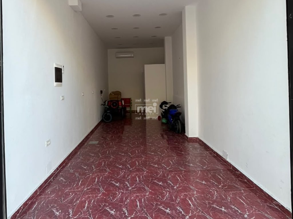 JEPET ME QIRA AMBIENT 50 M² NË RRUGË KRYESORE,NË PLAZH!