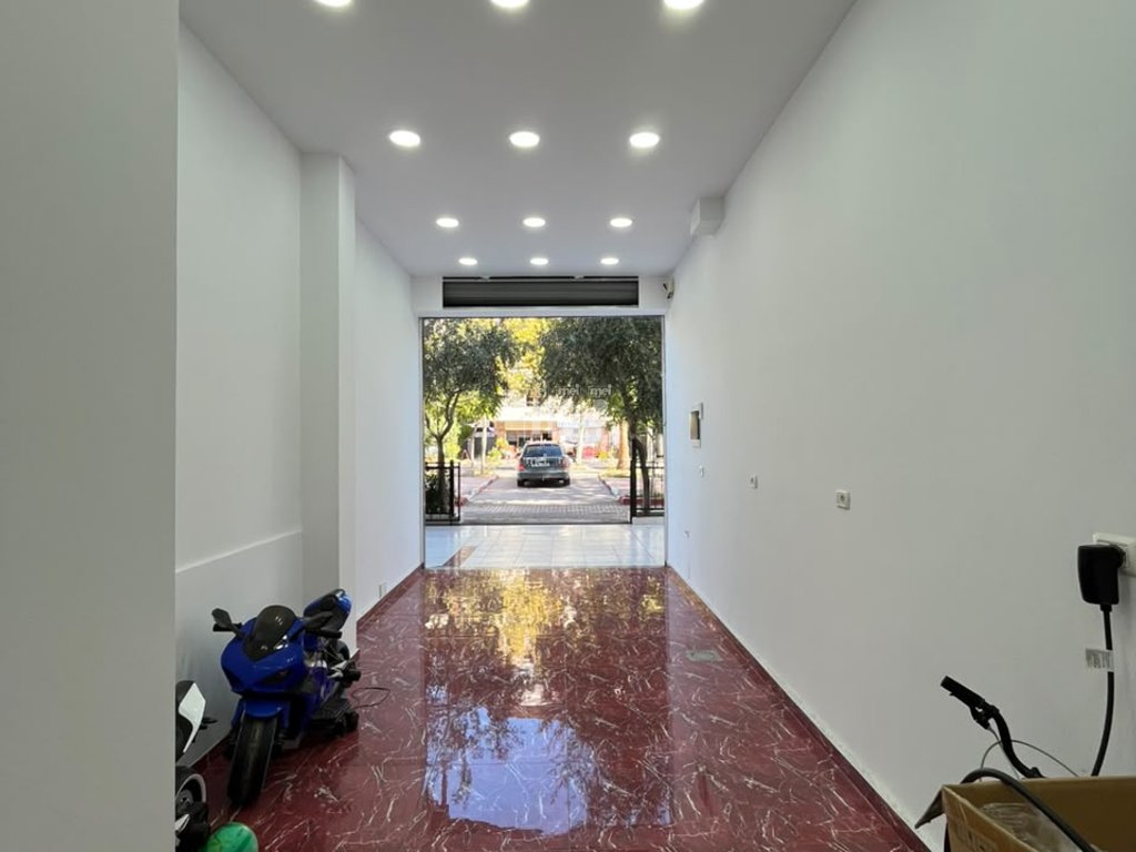 JEPET ME QIRA AMBIENT 50 M² NË RRUGË KRYESORE,NË PLAZH!