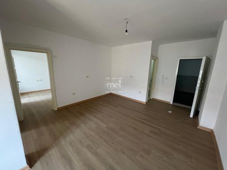 JEPET ME QIRA APARTAMENT 2+1 PRANË STACIONIT TË TRENIT,DURRËS!