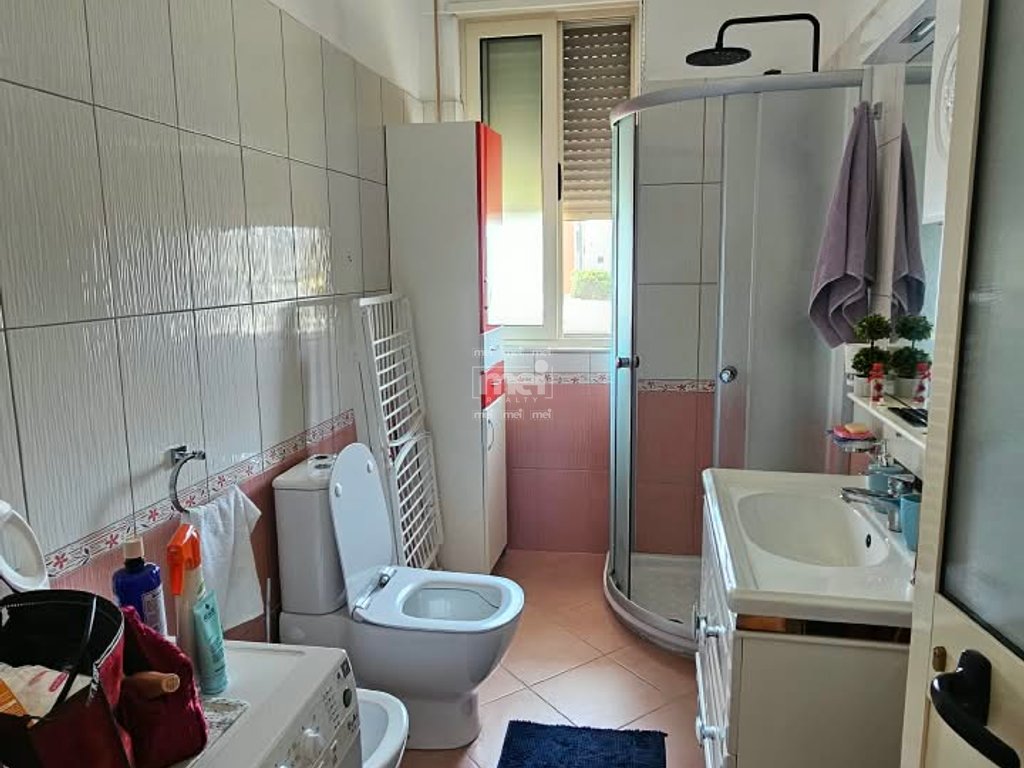 SHITET APARTAMENT 1+1 PRANË KAMELIAS, SHKËMBI I KAVAJËS!