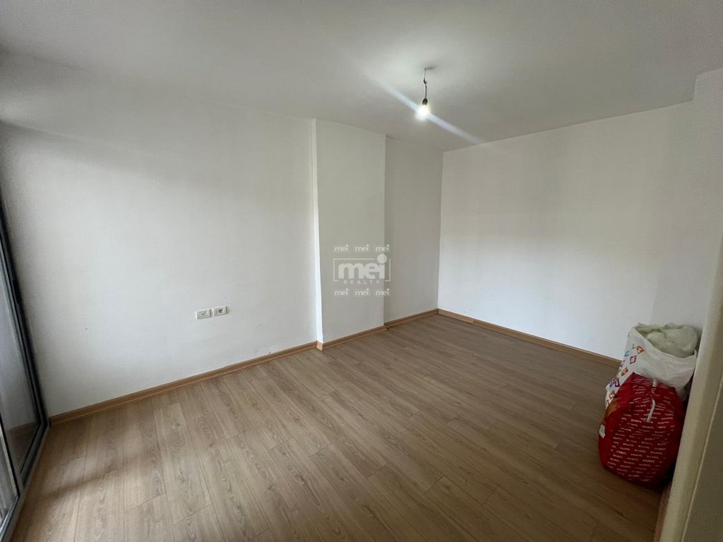 JEPET ME QIRA APARTAMENT 2+1 PRANË STACIONIT TË TRENIT,DURRËS!