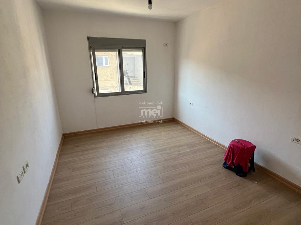 JEPET ME QIRA APARTAMENT 2+1 PRANË STACIONIT TË TRENIT,DURRËS!