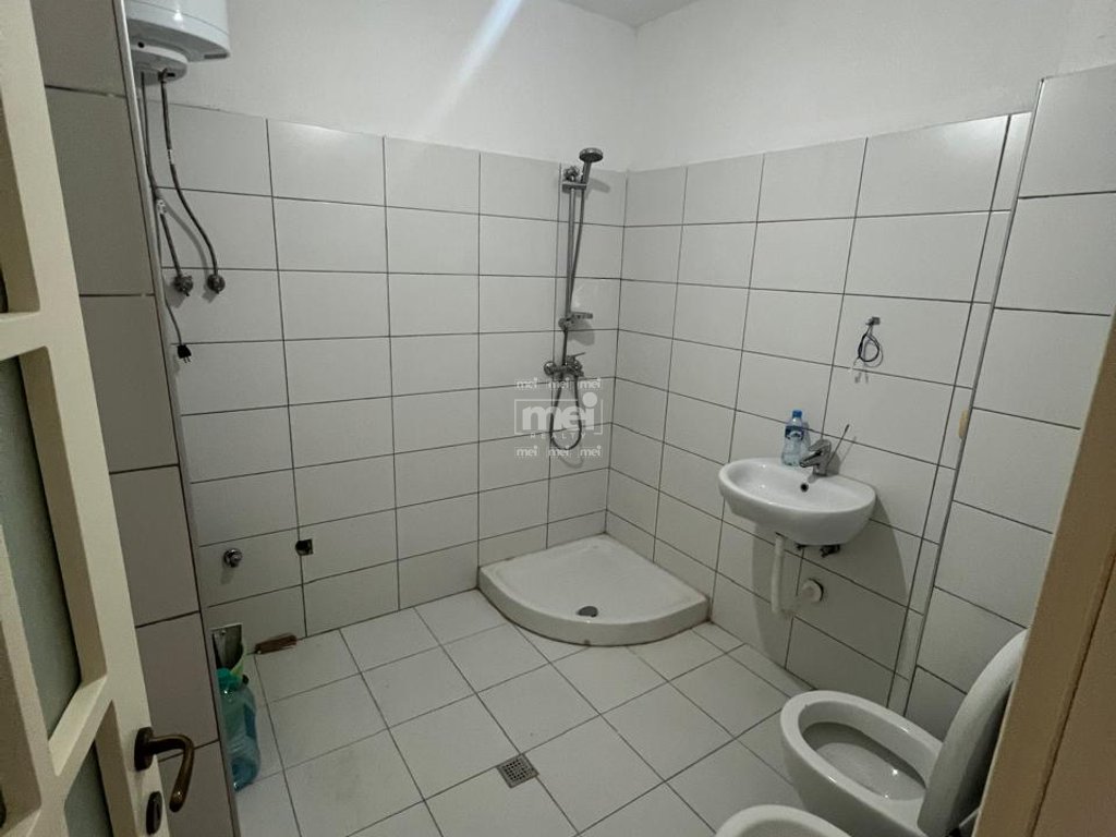 JEPET ME QIRA APARTAMENT 2+1 PRANË STACIONIT TË TRENIT,DURRËS!
