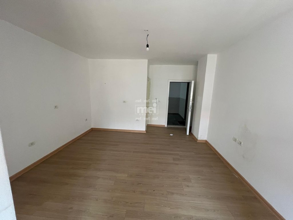 JEPET ME QIRA APARTAMENT 2+1 PRANË STACIONIT TË TRENIT,DURRËS!