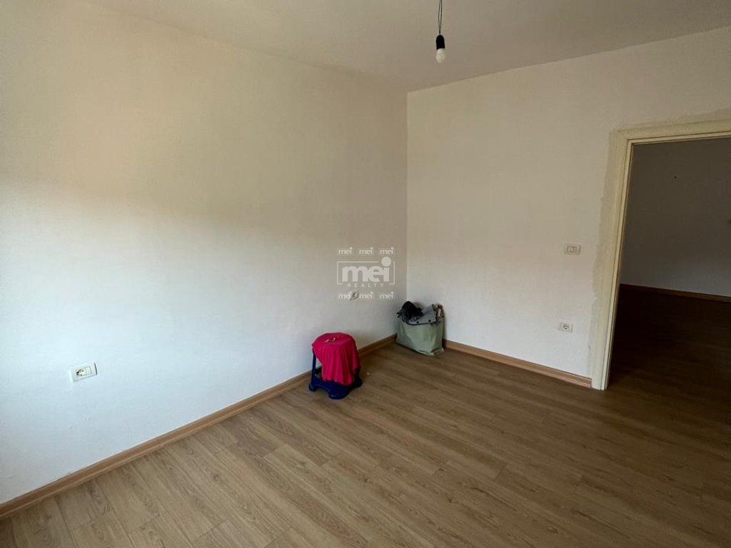 JEPET ME QIRA APARTAMENT 2+1 PRANË STACIONIT TË TRENIT,DURRËS!