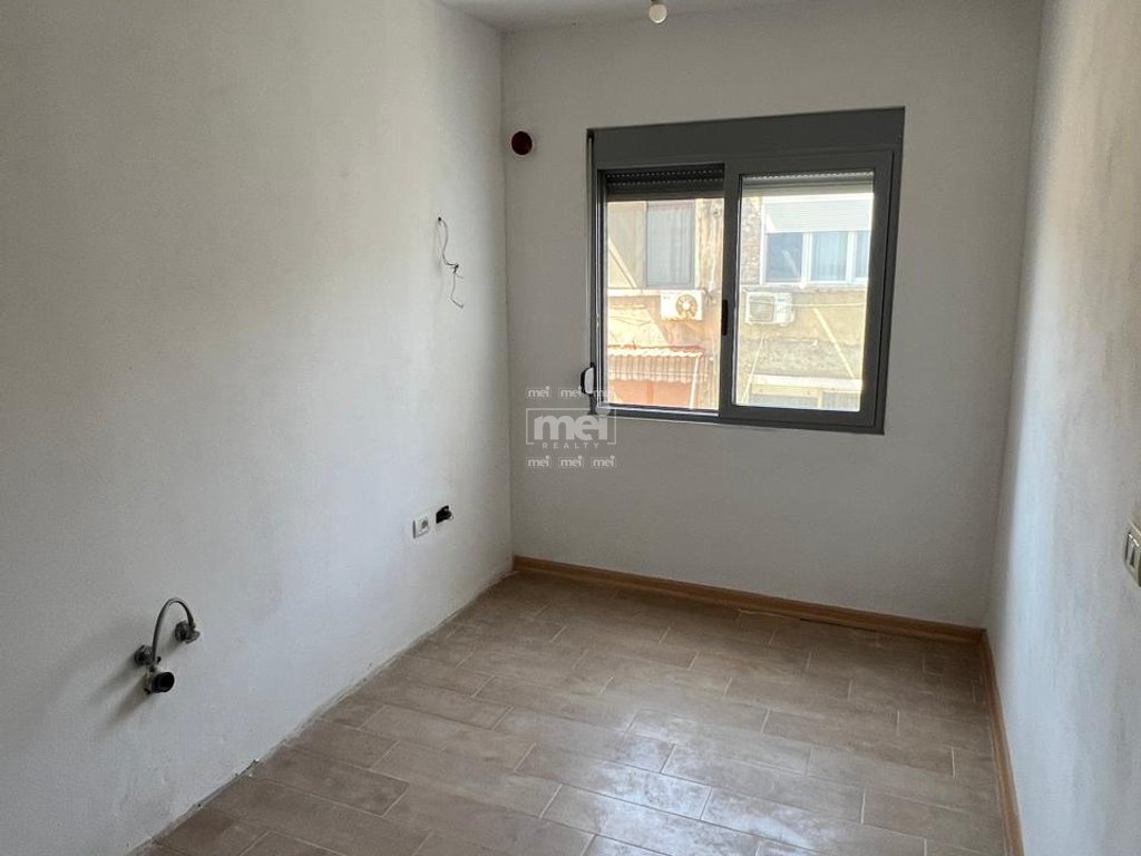 JEPET ME QIRA APARTAMENT 2+1 PRANË STACIONIT TË TRENIT,DURRËS!