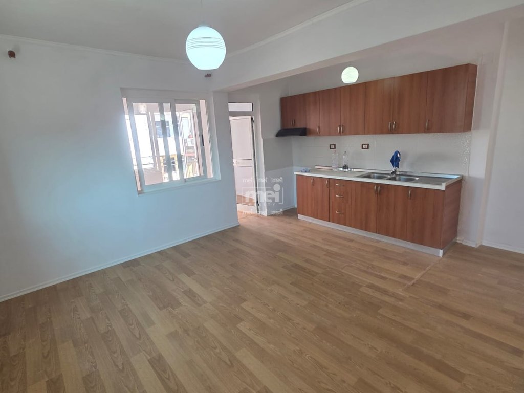SHITET APARTAMENT 2+1 + BALLKON PRANE SPITALIT!
