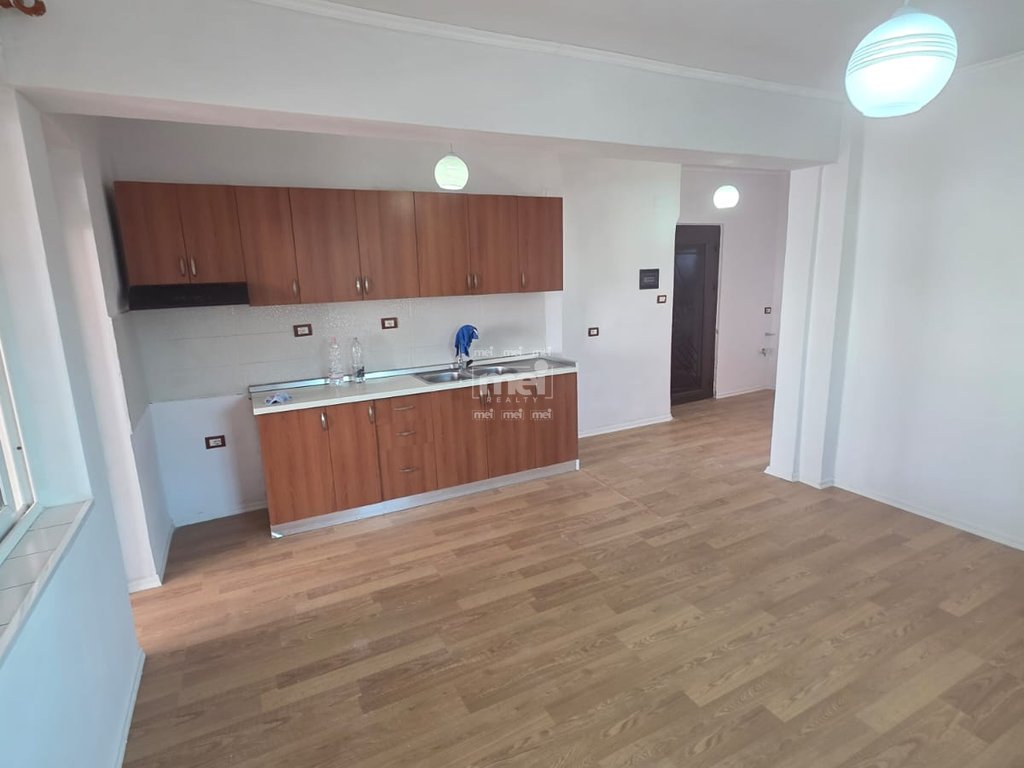SHITET APARTAMENT 2+1 + BALLKON PRANE SPITALIT!