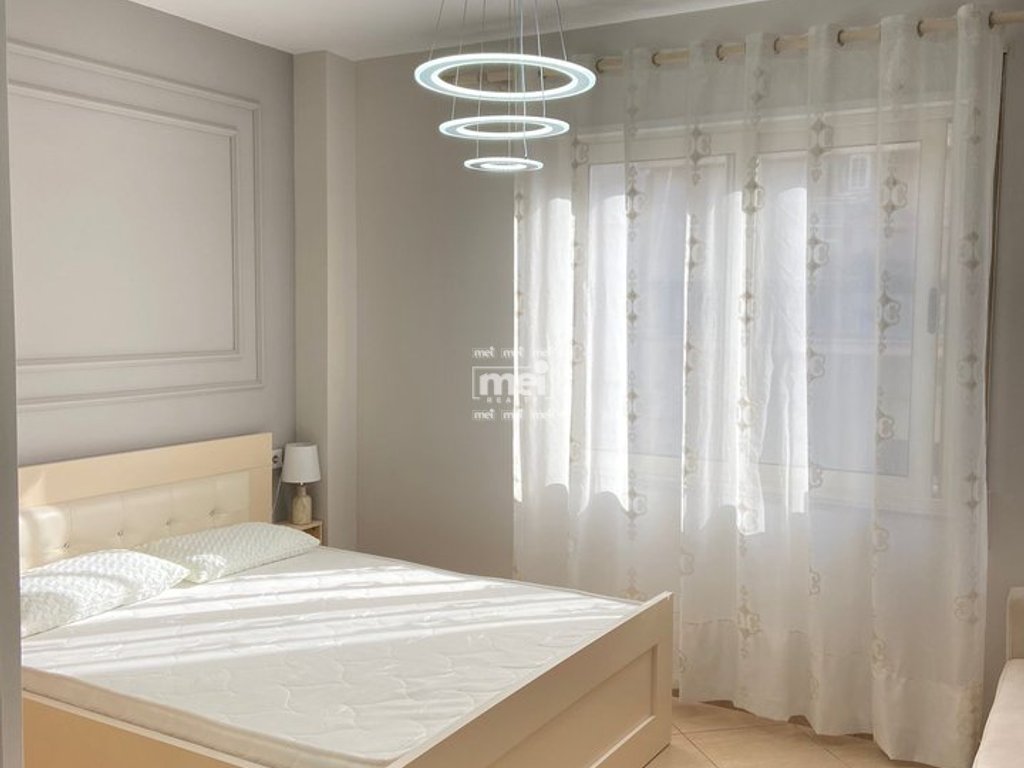 JEPET ME QIRA STUDIO TEK URA DAJLANIT!