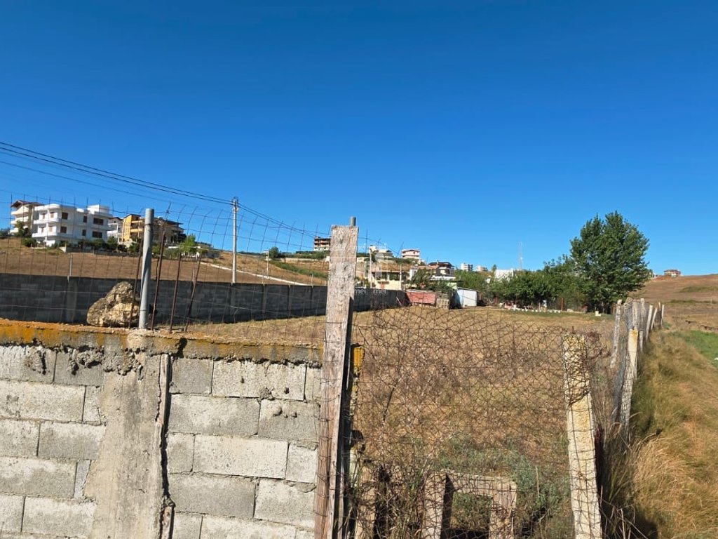 SHITET 700 M2 TOKË ARË NË ARAPAJ