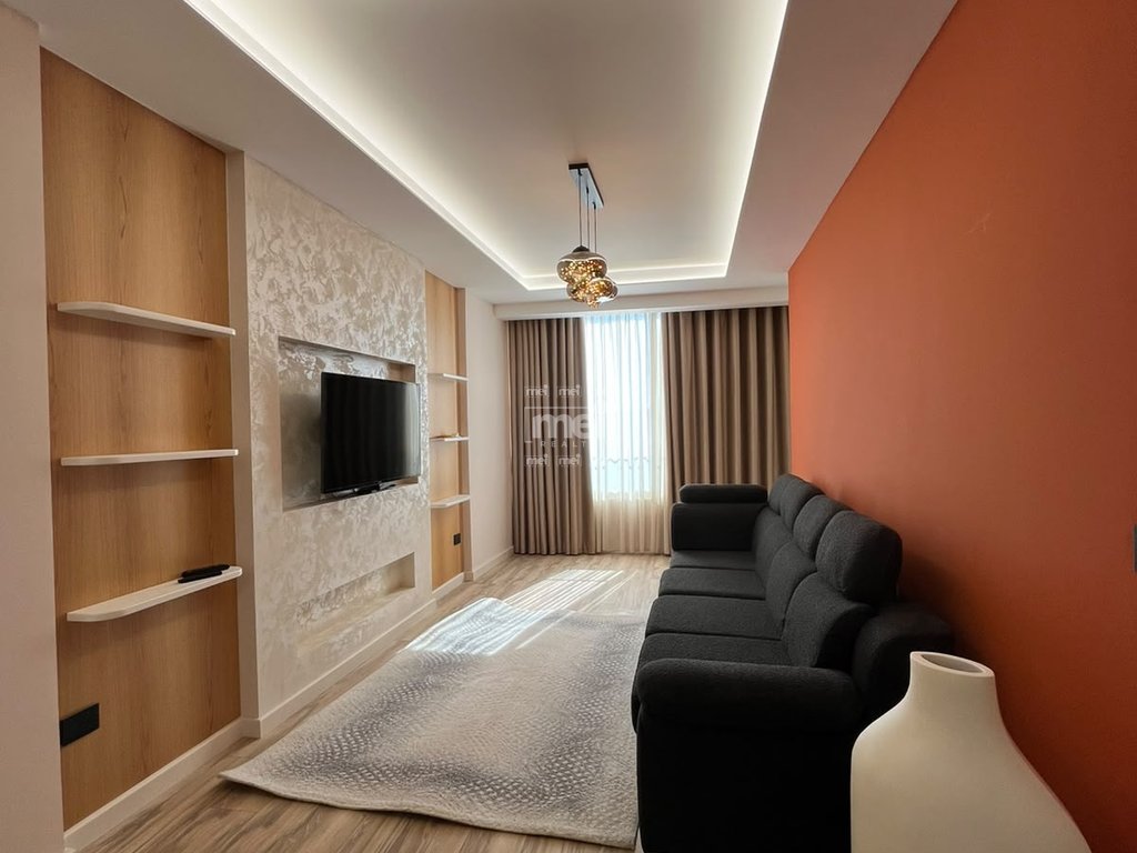 SHITET SUPER APARTAMENT 2+1  TEK RRUGA E RE E PORTIT!