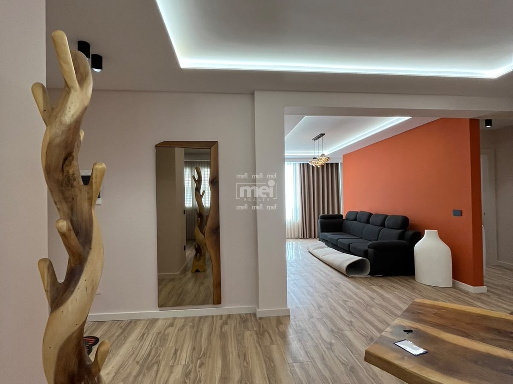 SHITET SUPER APARTAMENT 2+1  TEK RRUGA E RE E PORTIT!