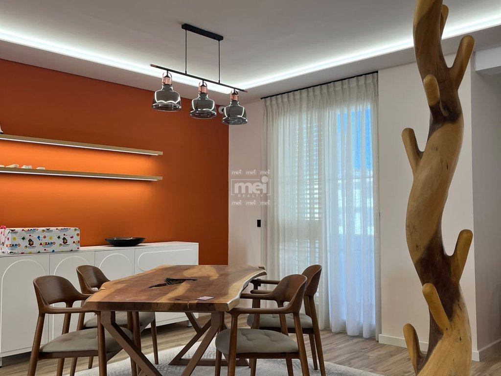 SHITET SUPER APARTAMENT 2+1  TEK RRUGA E RE E PORTIT!