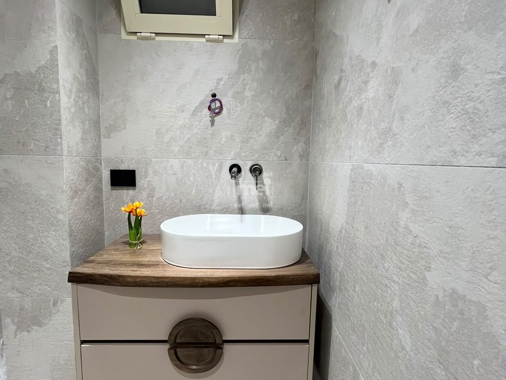 SHITET SUPER APARTAMENT 2+1  TEK RRUGA E RE E PORTIT!