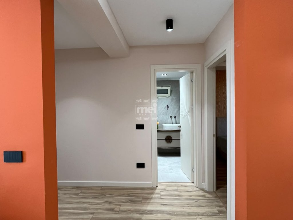 SHITET SUPER APARTAMENT 2+1  TEK RRUGA E RE E PORTIT!