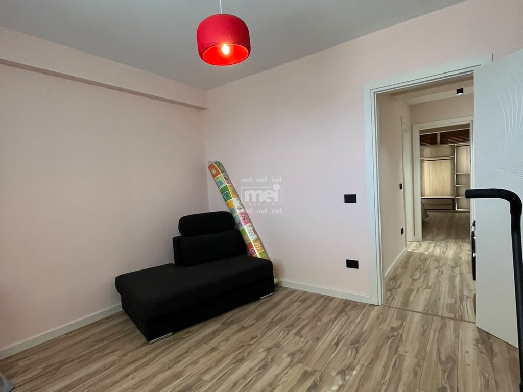 SHITET SUPER APARTAMENT 2+1  TEK RRUGA E RE E PORTIT!