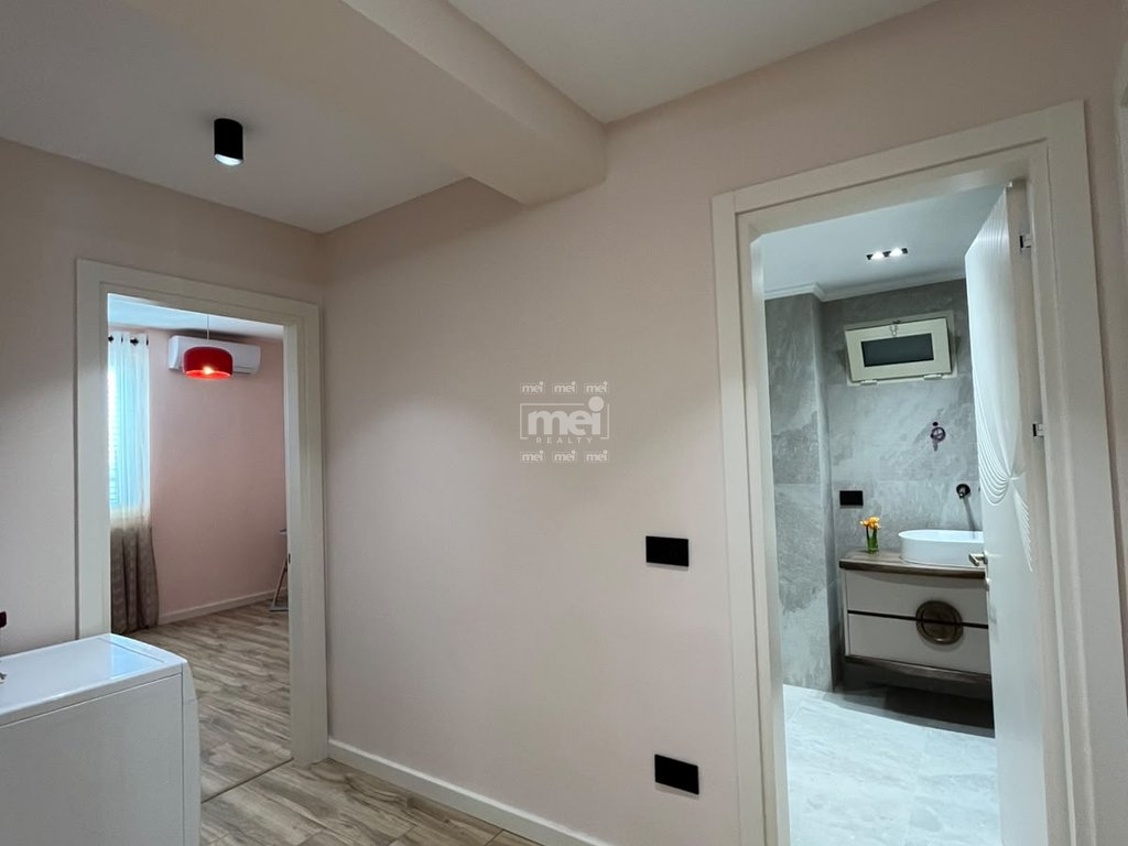 SHITET SUPER APARTAMENT 2+1  TEK RRUGA E RE E PORTIT!
