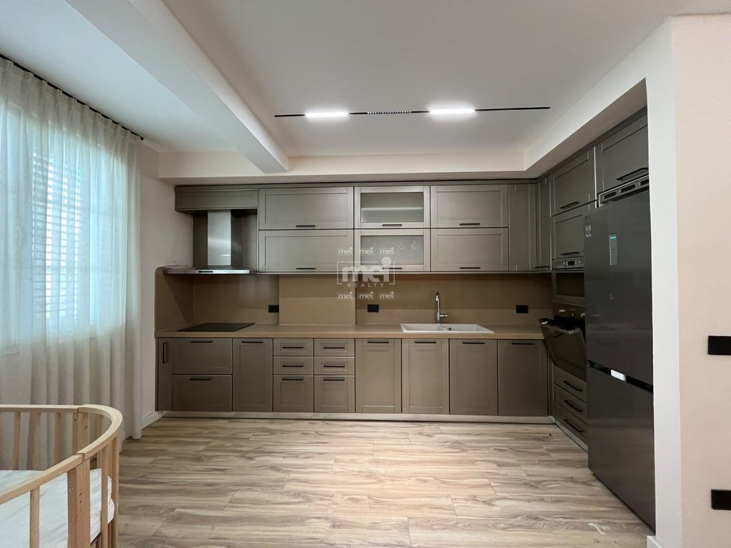 SHITET SUPER APARTAMENT 2+1  TEK RRUGA E RE E PORTIT!
