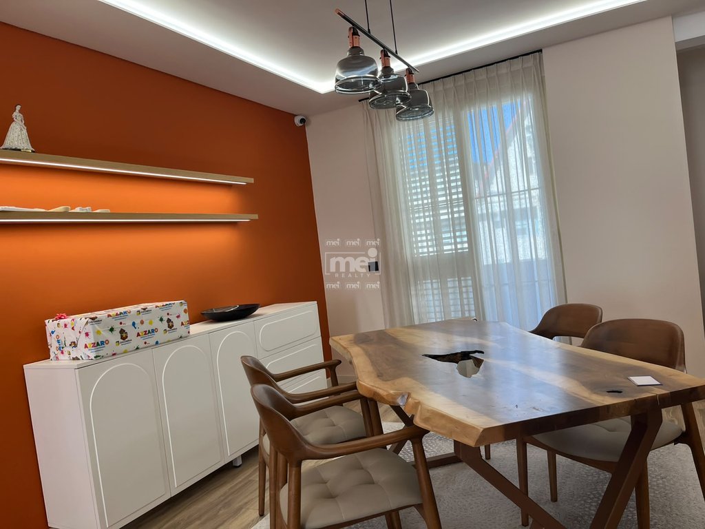 SHITET SUPER APARTAMENT 2+1  TEK RRUGA E RE E PORTIT!