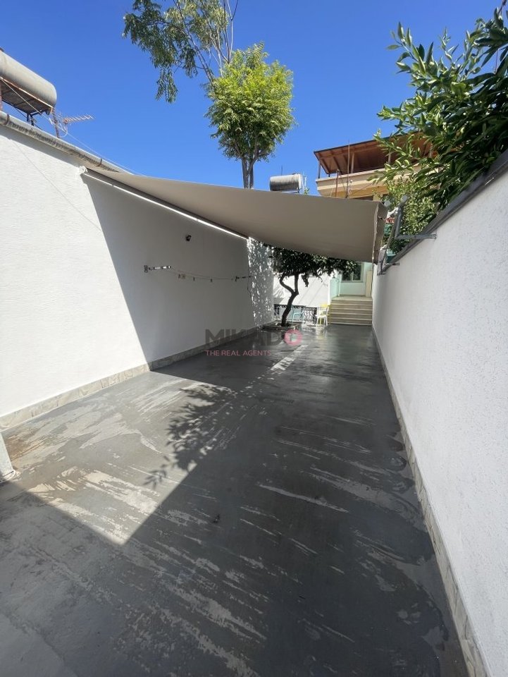Affittasi Casa Privata con Cortile a Myslym Shyri!
