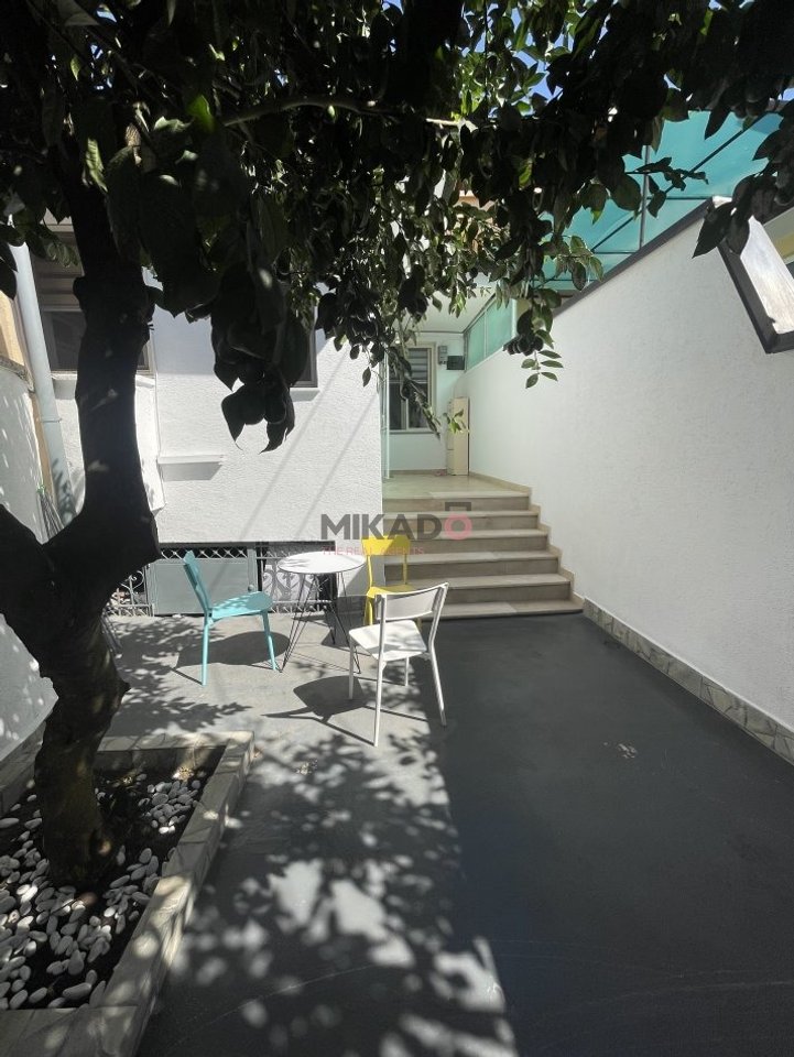Affittasi Casa Privata con Cortile a Myslym Shyri!