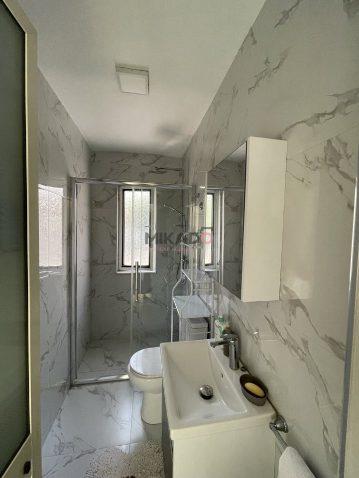 Affittasi Casa Privata con Cortile a Myslym Shyri!