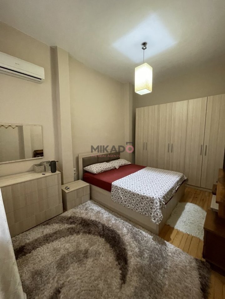 Affittasi Casa Privata con Cortile a Myslym Shyri!