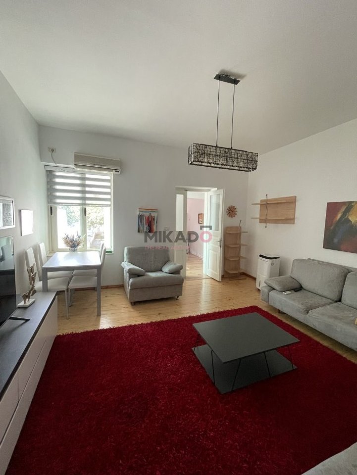 Affittasi Casa Privata con Cortile a Myslym Shyri!