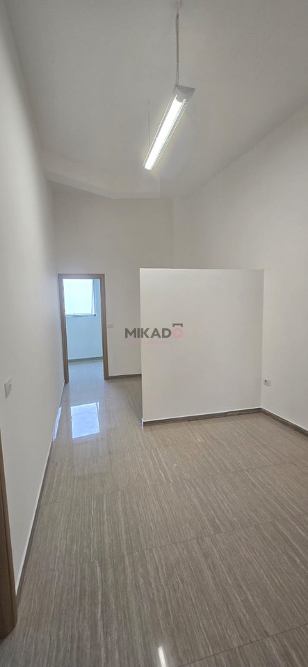 Vendita locale vicino al nuovo Maternità!