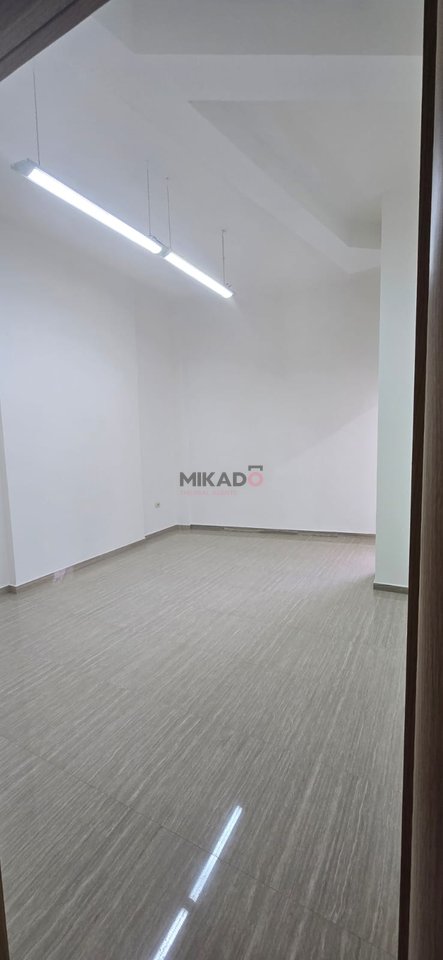 Vendita locale vicino al nuovo Maternità!