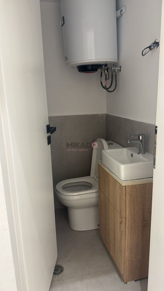 Jepet me Qira Ambient Biznesi tek Rruga Frederik Shiroka!