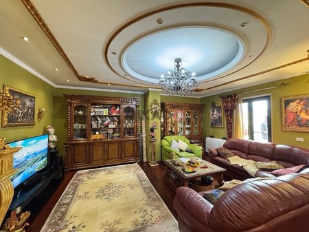 Jepet me qira apartament 3+1+2 me 2 poste parkimi tek Rruga 17 Nentori!