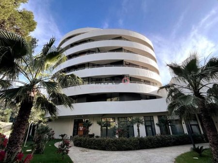 Vendesi in vendita 2+1+2 con veranda a White Hill, Currila Durres!