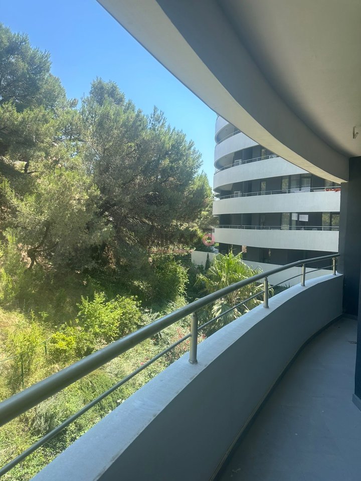 Vendesi in vendita 2+1+2 con veranda a White Hill, Currila Durres!