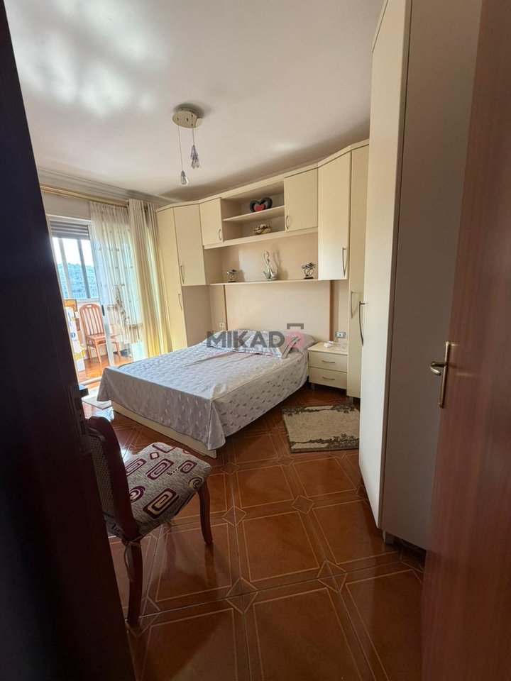 Shitet Apartament 2+1 tek Komuna e Parisit!