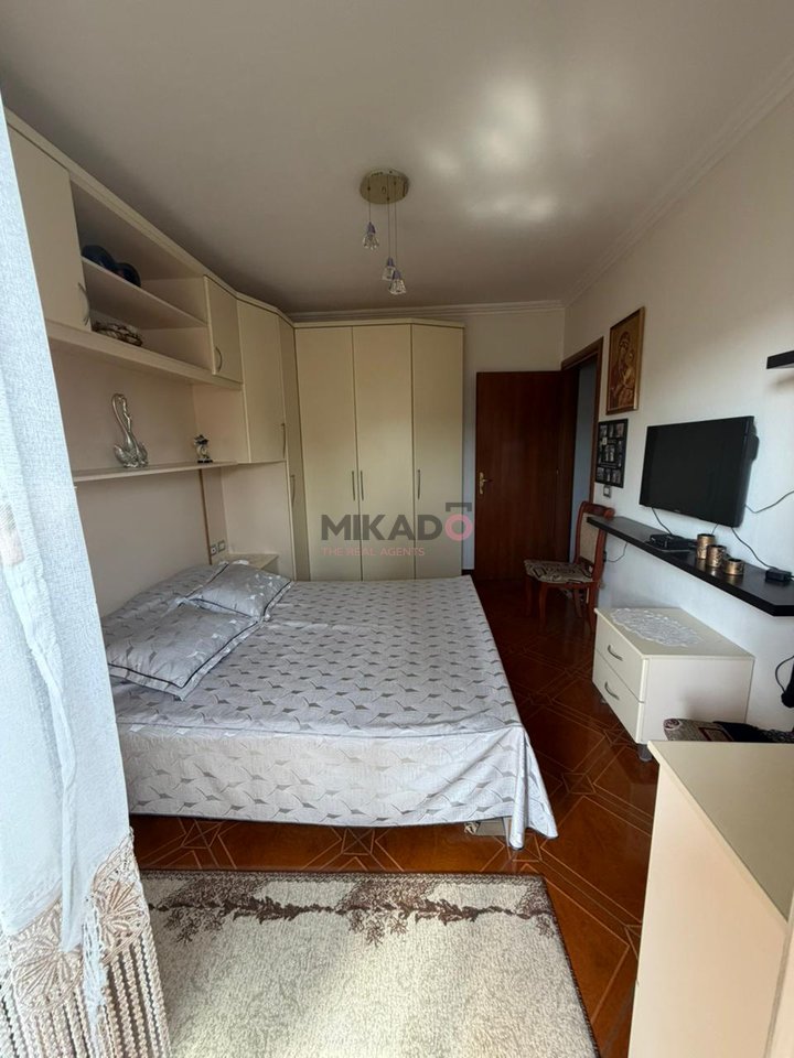 Shitet Apartament 2+1 tek Komuna e Parisit!