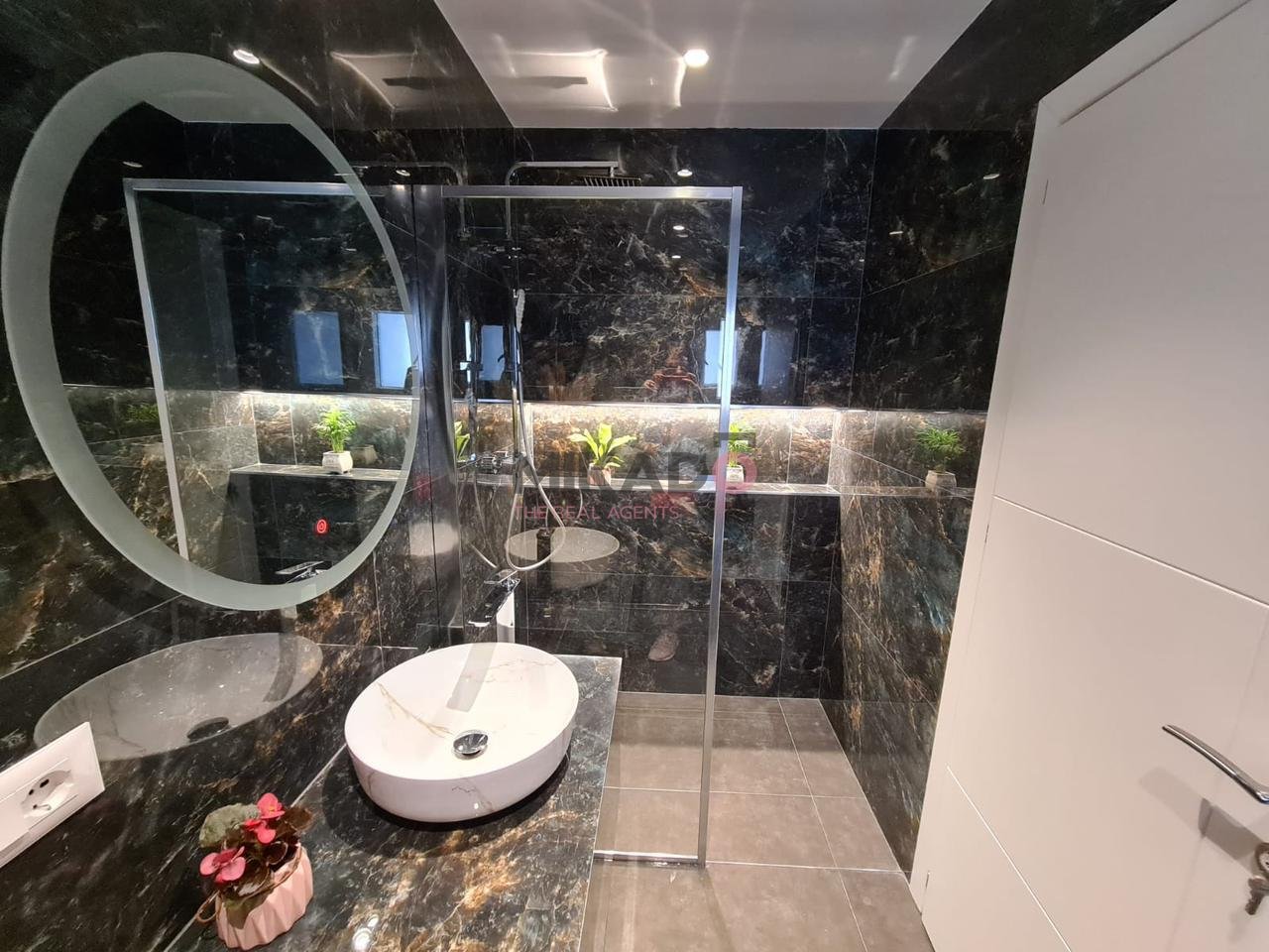 Jepet me Qira Apartament 1+1 tek Rruga e Kosovareve, prane Hotel Dinasty!