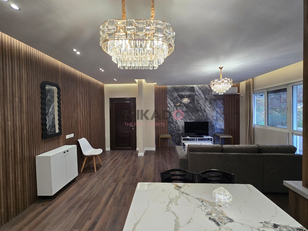 Shitet Apartament 2+1+2 tek Kopshti Botanik!