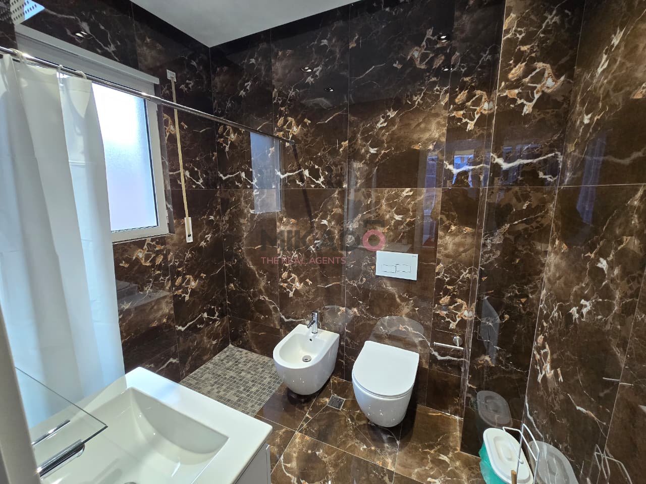 Shitet Apartament 2+1+2 tek Kopshti Botanik!