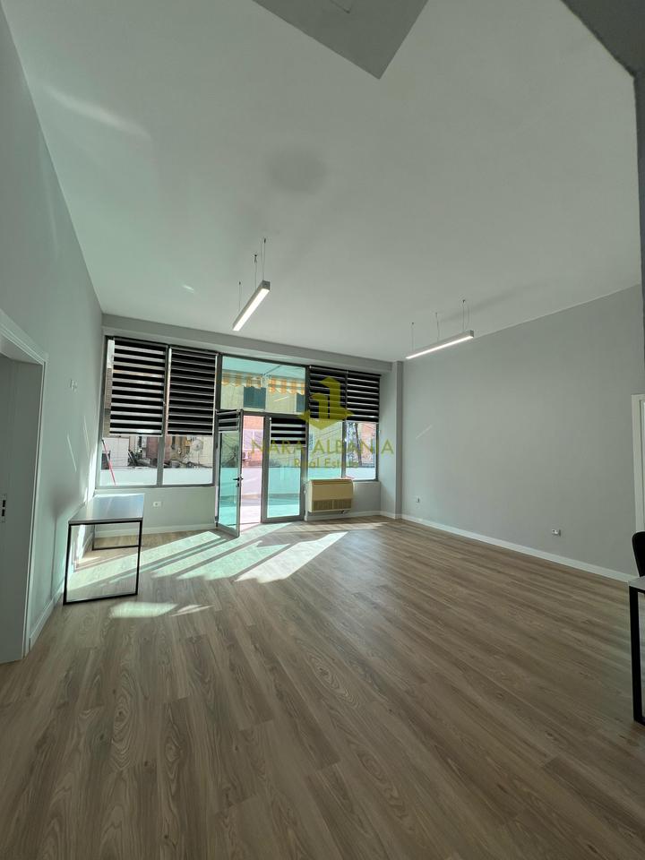 Jepet me Qira Ambient Biznesi – Komuna e Parisit, Tiranë/ Cmimi: 2000 €/Muaji