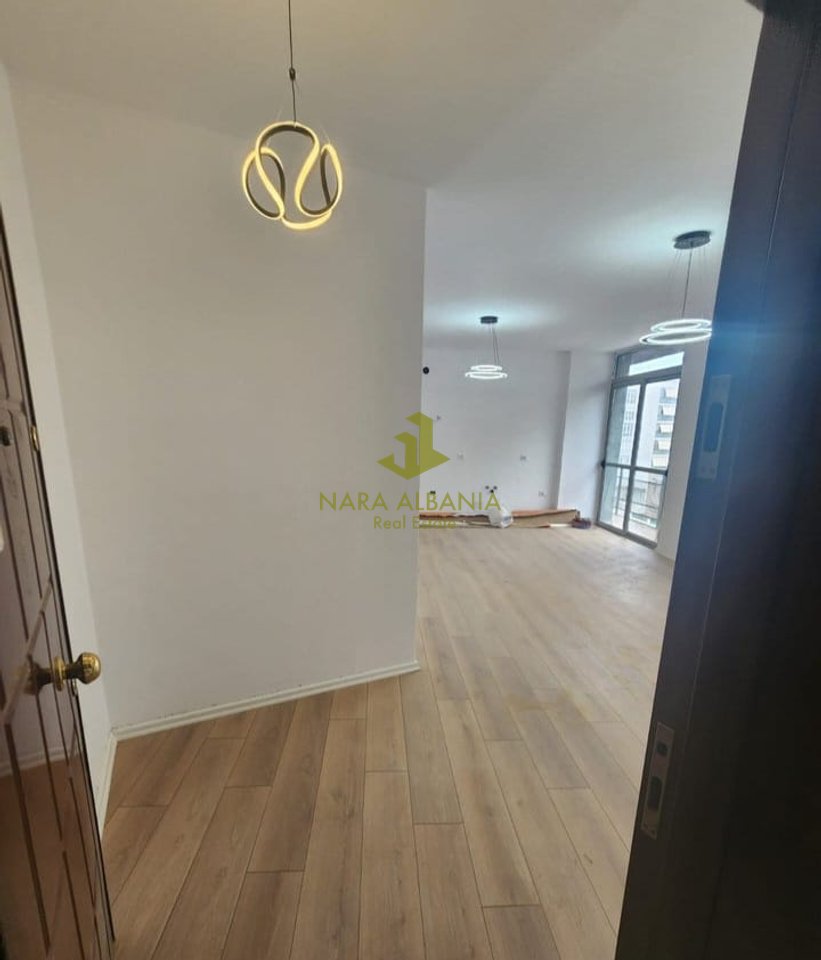 Apartament 2+1 për shitje në Komunën e Parisit, Tiranë - 225.000 Euro