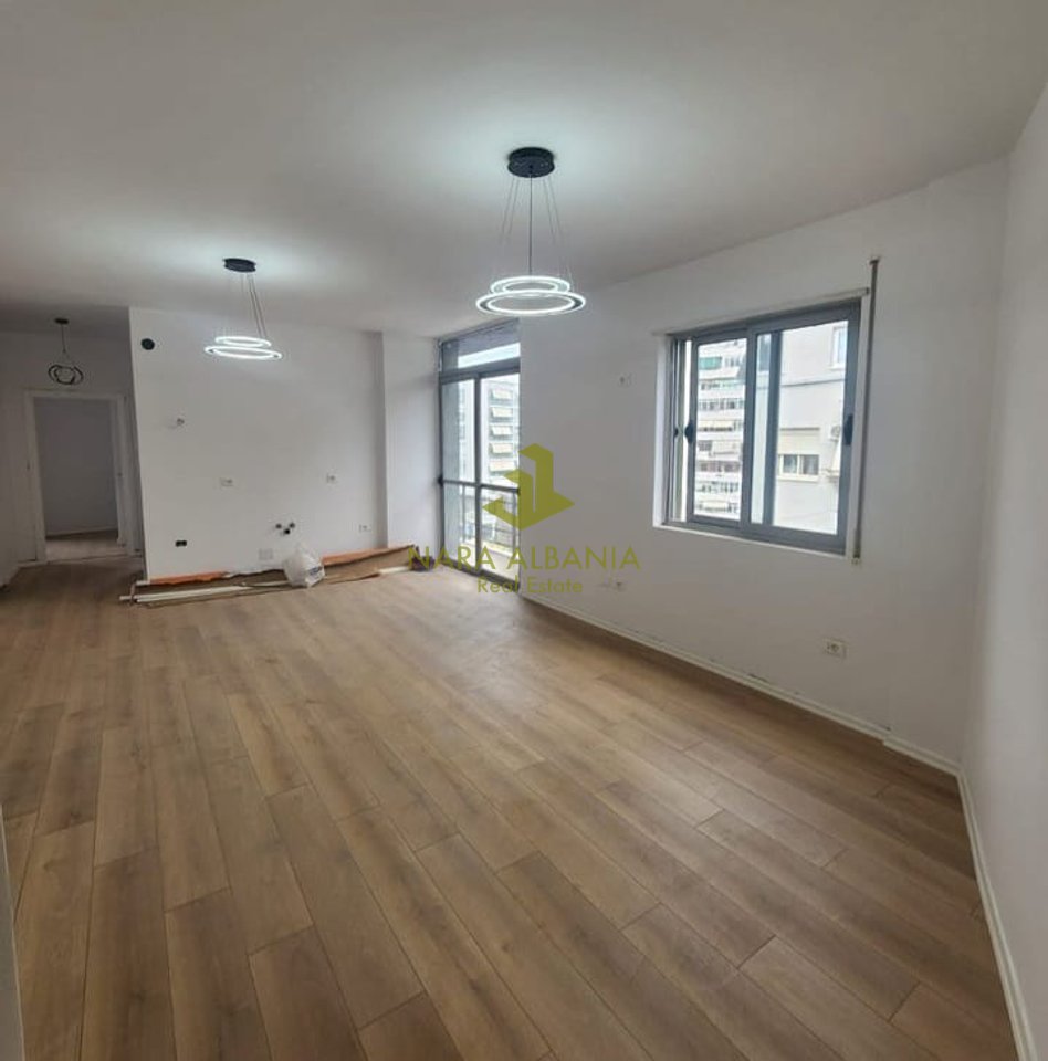 Apartament 2+1 për shitje në Komunën e Parisit, Tiranë - 225.000 Euro