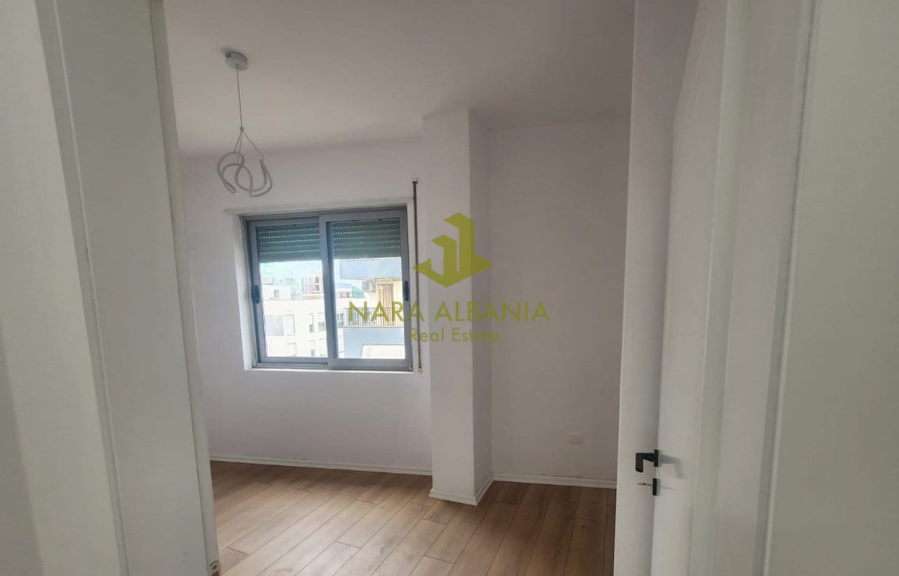 Apartament 2+1 për shitje në Komunën e Parisit, Tiranë - 225.000 Euro