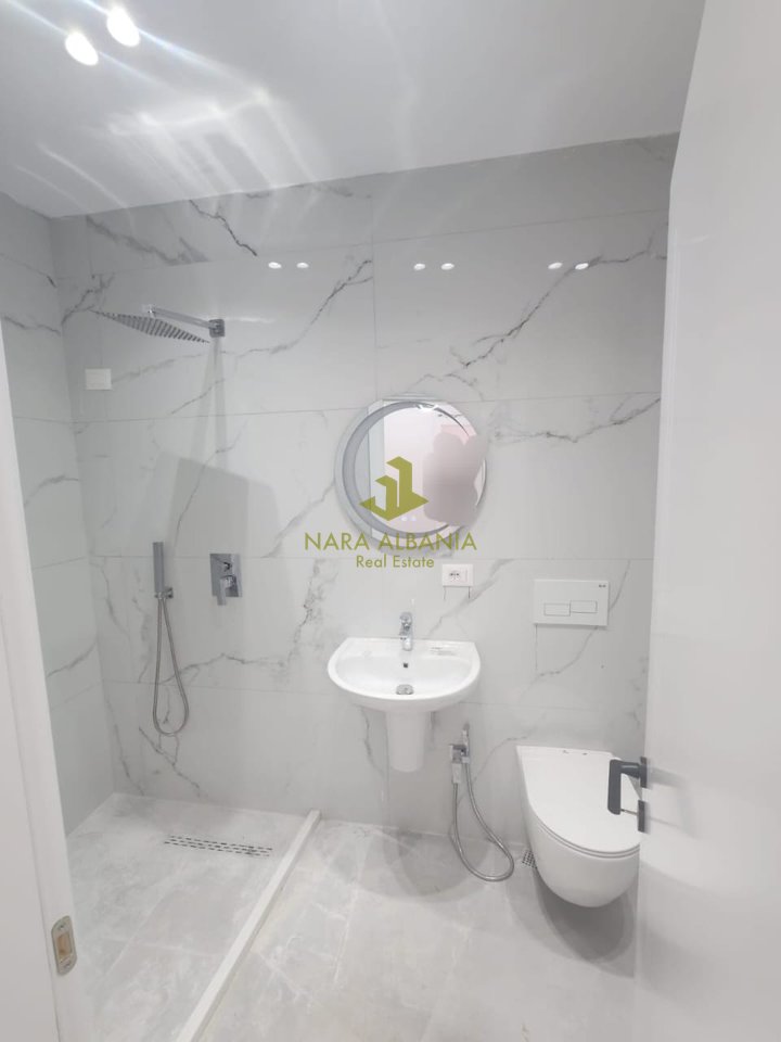 Apartament 2+1 për shitje në Komunën e Parisit, Tiranë - 225.000 Euro