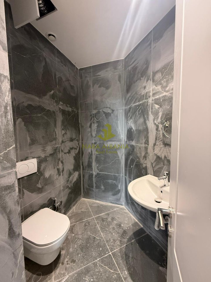 Shitet Apartament 2+1+2 + Verandë