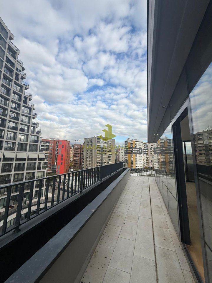 Shitet Apartament 2+1+2 + Verandë